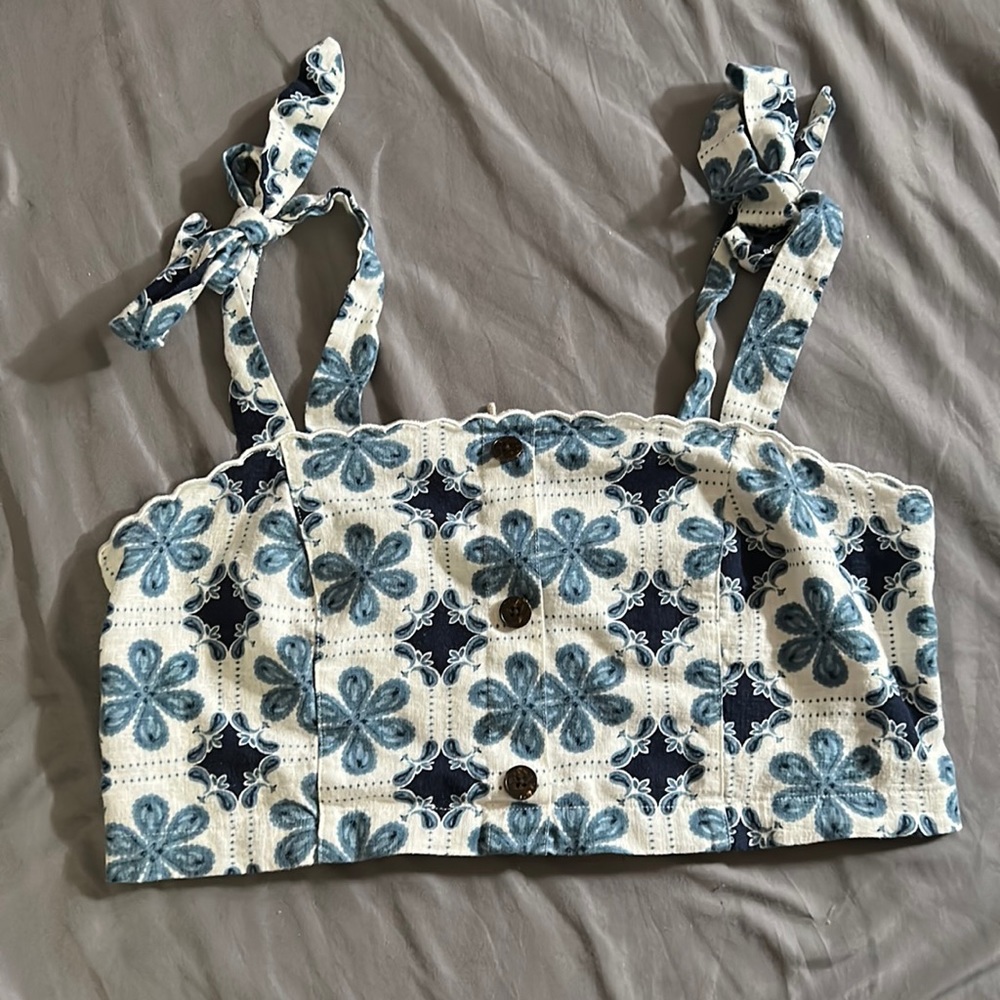 Adorable cropped blouse with a gorgeous blue pattern!